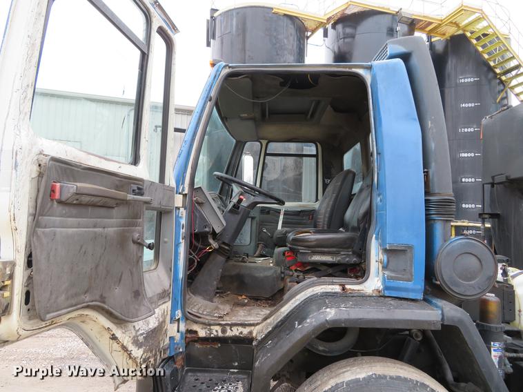 image for item DG3882 1992 Ford CF8000 seal coat truck