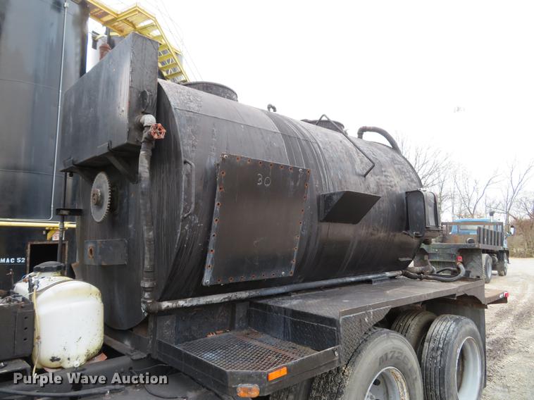 image for item DG3882 1992 Ford CF8000 seal coat truck