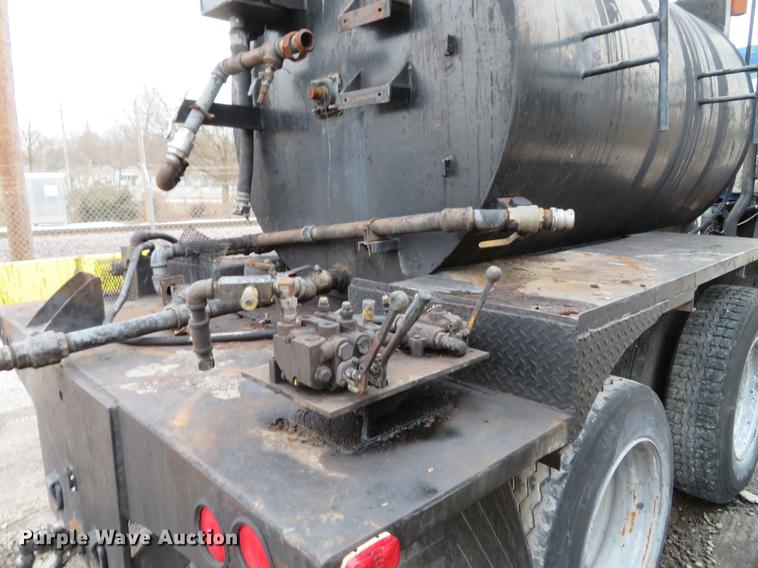 image for item DG3882 1992 Ford CF8000 seal coat truck