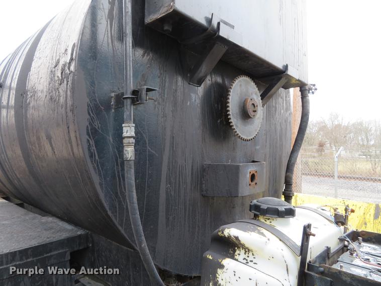 image for item DG3882 1992 Ford CF8000 seal coat truck