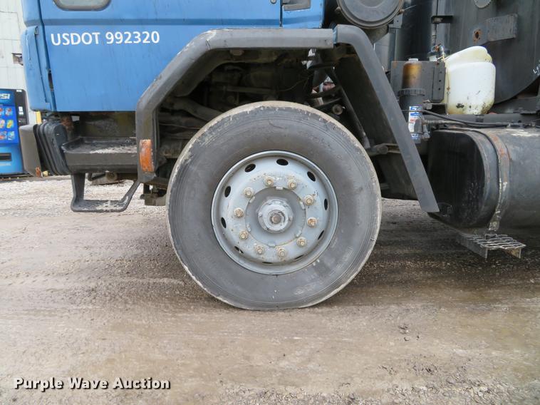 image for item DG3882 1992 Ford CF8000 seal coat truck