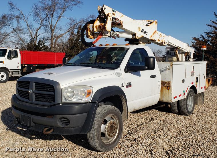 image for item EN9778 2008 Dodge Ram 5500 bucket truck