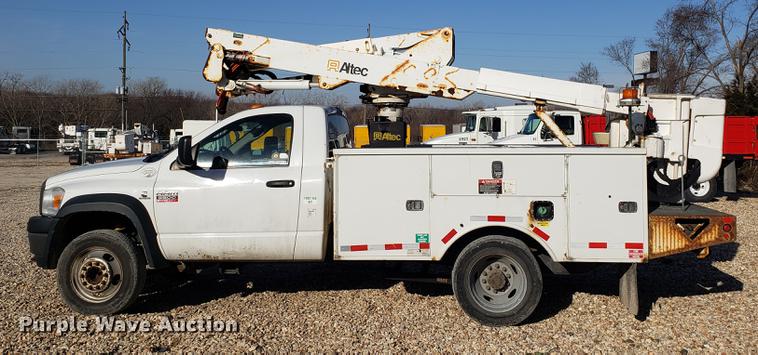 image for item EN9778 2008 Dodge Ram 5500 bucket truck