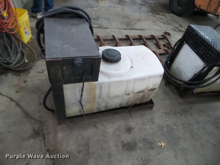 image for item EW9942 (3) tanks