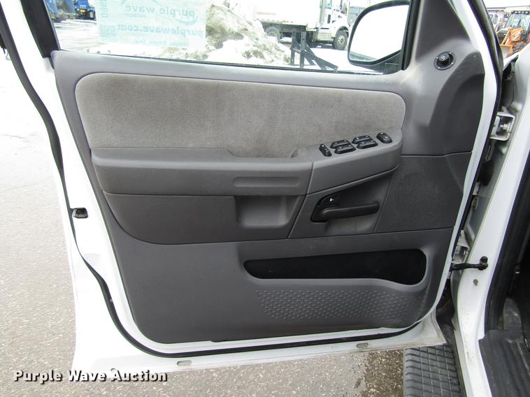 image for item DB6804 2005 Ford Explorer SUV