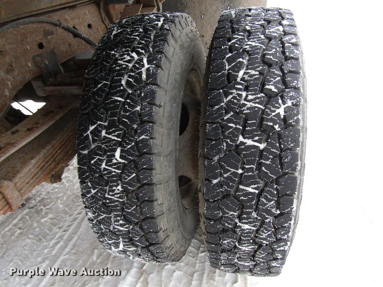 image for item DB6830 1999 Ford F350 Super Duty flatbed pickup truck