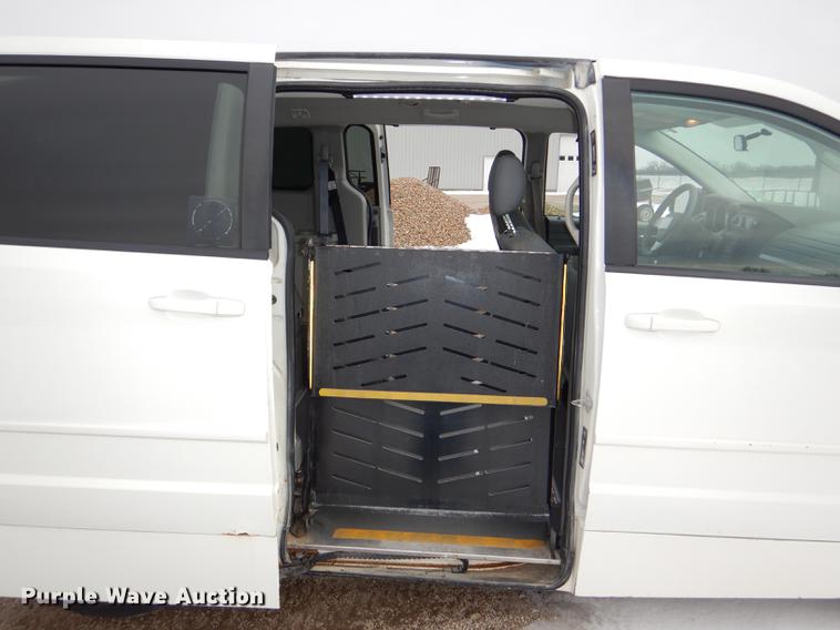 image for item DE0086 2009 Dodge Grand Caravan SE handicap accessible van