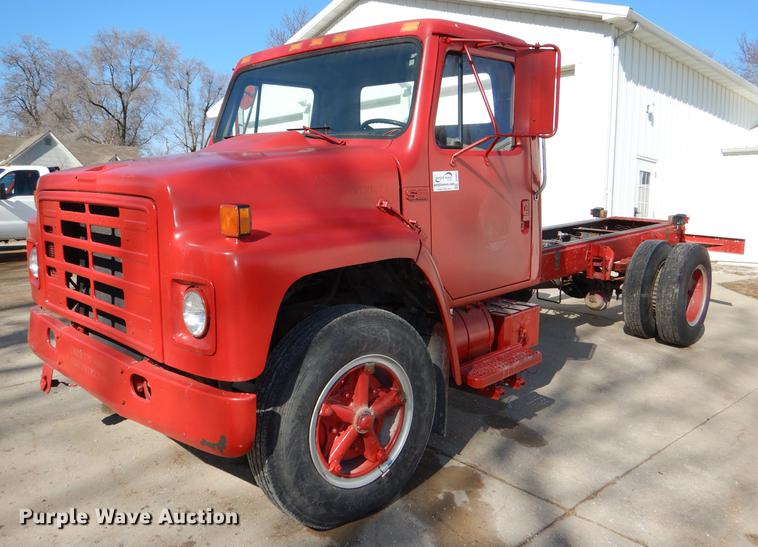 image for item DE0093 1986 International S1600 truck cab and chassis