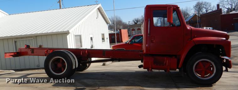 image for item DE0093 1986 International S1600 truck cab and chassis