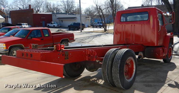 image for item DE0093 1986 International S1600 truck cab and chassis