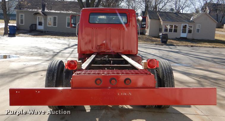 image for item DE0093 1986 International S1600 truck cab and chassis