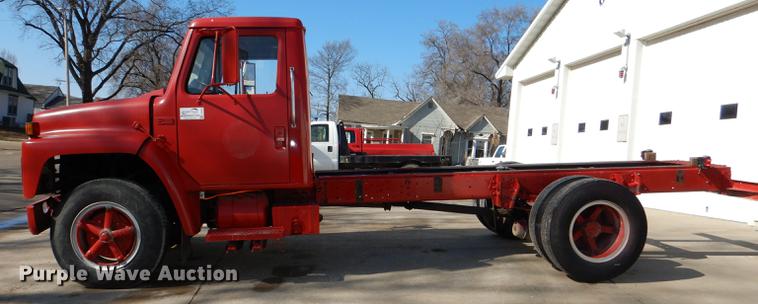 image for item DE0093 1986 International S1600 truck cab and chassis