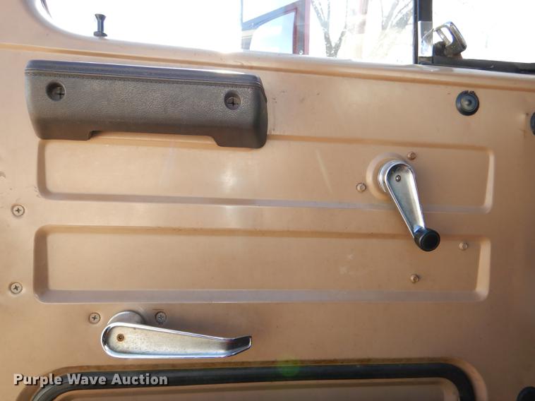 image for item DE0093 1986 International S1600 truck cab and chassis