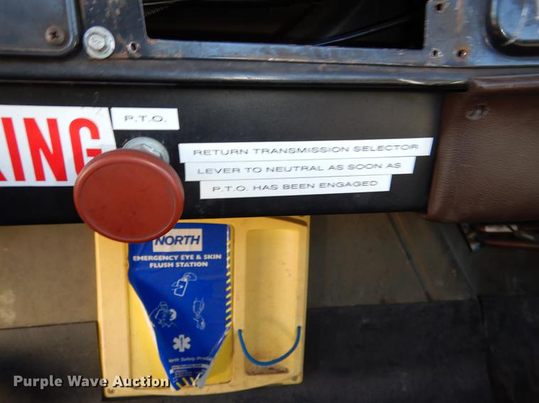 image for item DE0093 1986 International S1600 truck cab and chassis