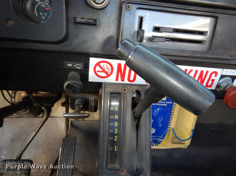 image for item DE0093 1986 International S1600 truck cab and chassis