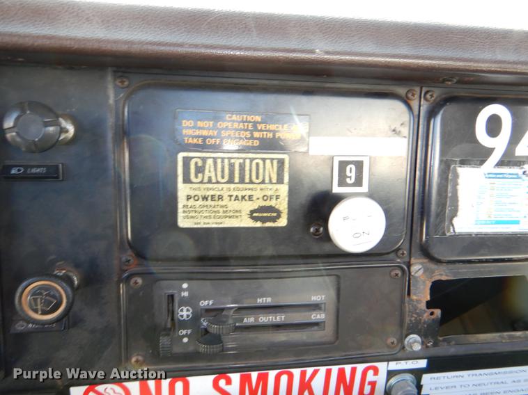 image for item DE0093 1986 International S1600 truck cab and chassis