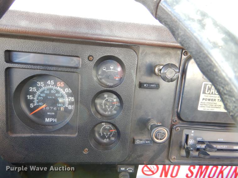 image for item DE0093 1986 International S1600 truck cab and chassis