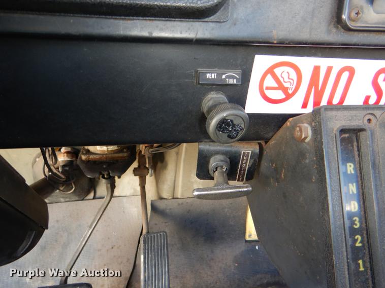 image for item DE0093 1986 International S1600 truck cab and chassis