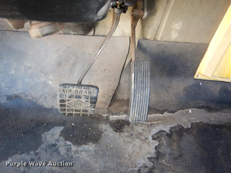 image for item DE0093 1986 International S1600 truck cab and chassis