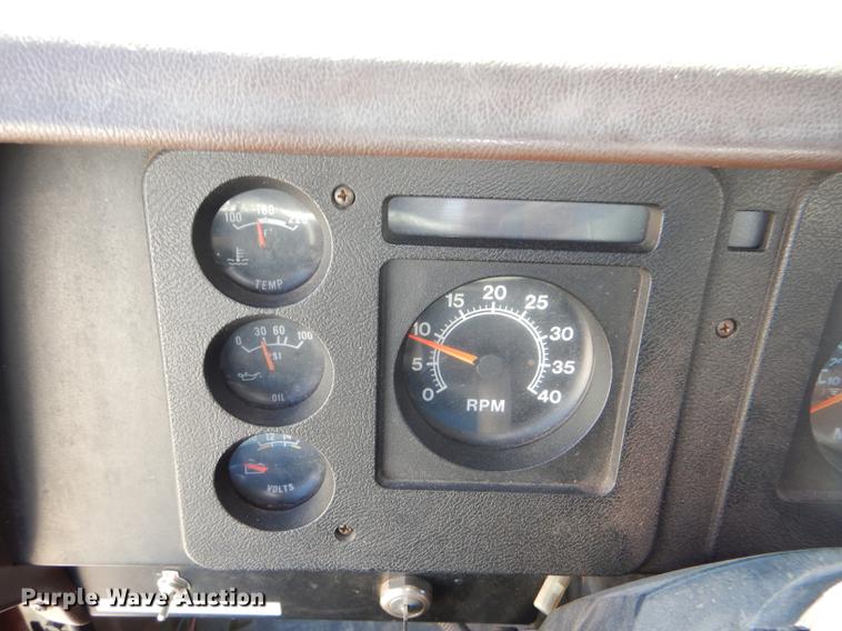 image for item DE0093 1986 International S1600 truck cab and chassis