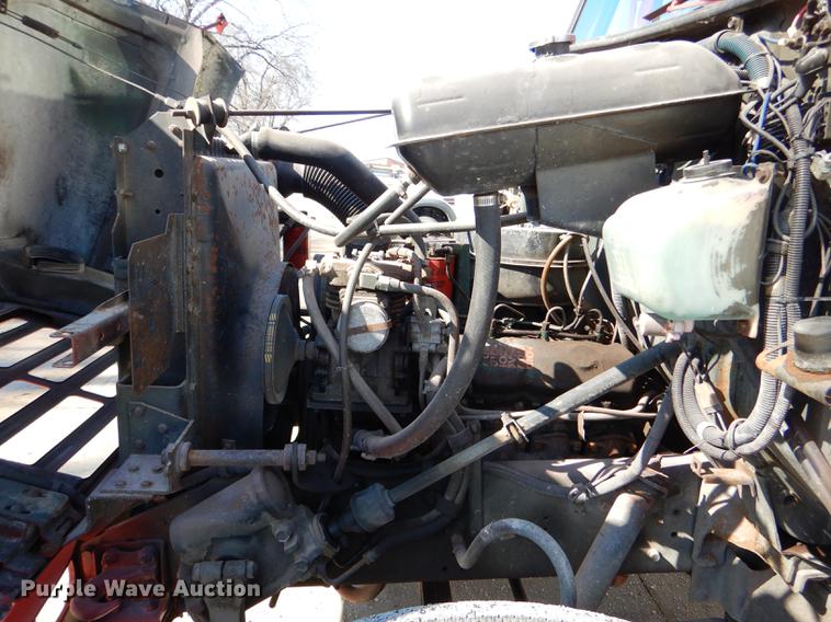 image for item DE0093 1986 International S1600 truck cab and chassis