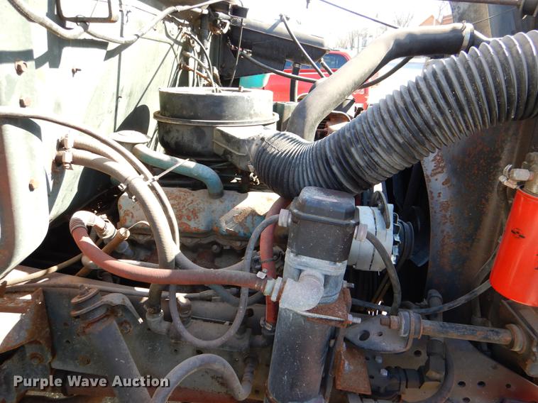 image for item DE0093 1986 International S1600 truck cab and chassis