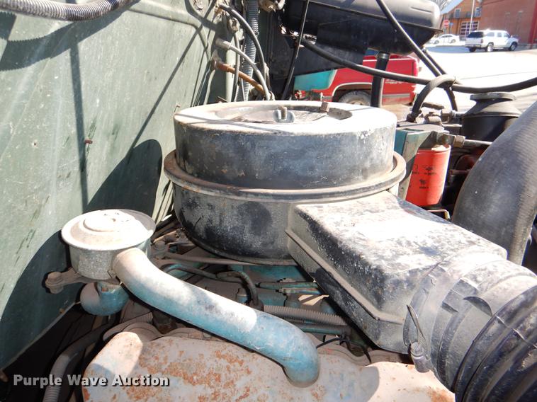 image for item DE0093 1986 International S1600 truck cab and chassis