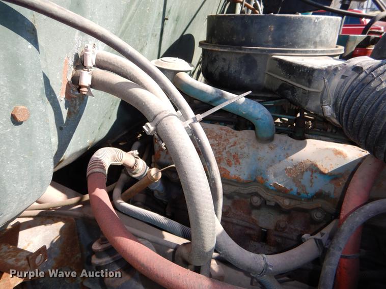 image for item DE0093 1986 International S1600 truck cab and chassis