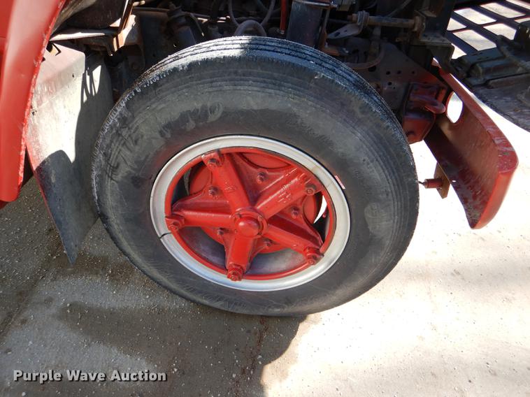 image for item DE0093 1986 International S1600 truck cab and chassis