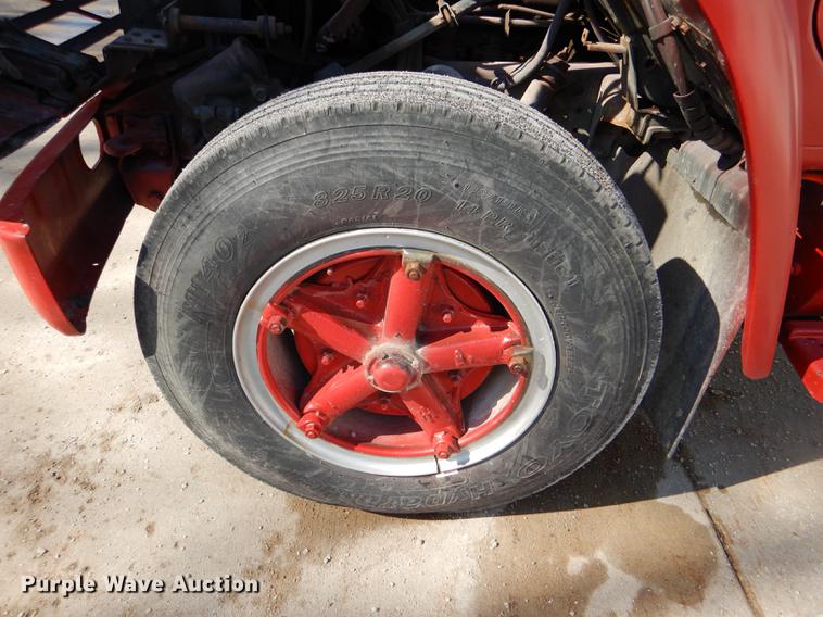 image for item DE0093 1986 International S1600 truck cab and chassis