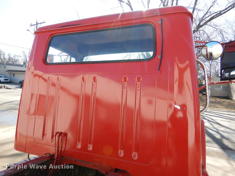 image for item DE0093 1986 International S1600 truck cab and chassis