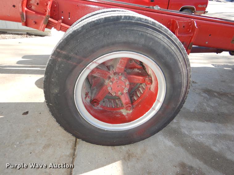 image for item DE0093 1986 International S1600 truck cab and chassis