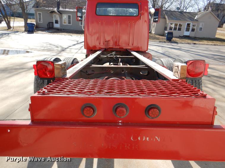 image for item DE0093 1986 International S1600 truck cab and chassis