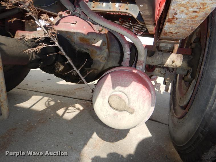 image for item DE0093 1986 International S1600 truck cab and chassis