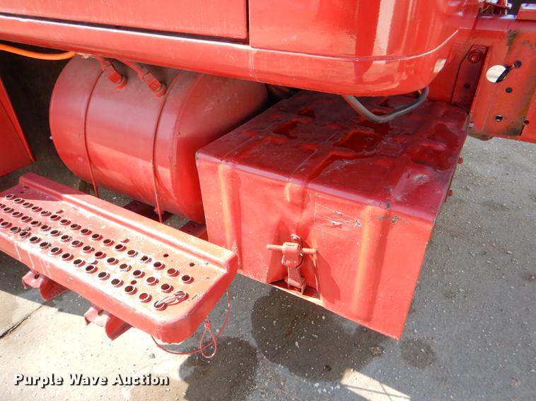 image for item DE0093 1986 International S1600 truck cab and chassis