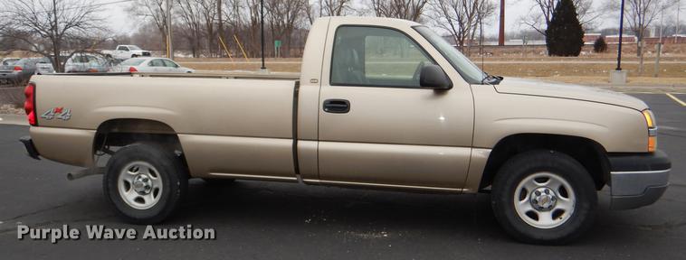 image for item DE0133 2004 Chevrolet Silverado 1500 pickup truck
