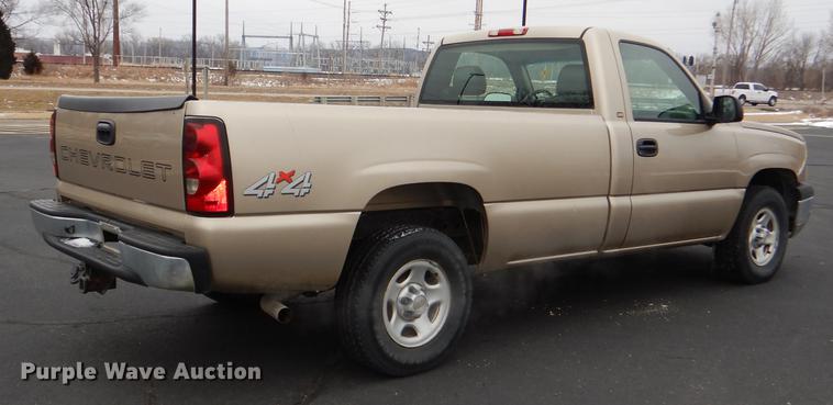 image for item DE0133 2004 Chevrolet Silverado 1500 pickup truck