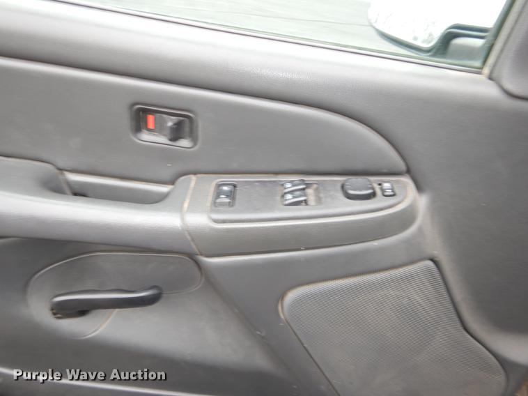 image for item DE0133 2004 Chevrolet Silverado 1500 pickup truck