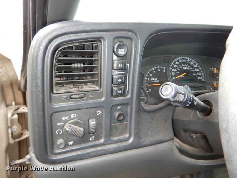 image for item DE0133 2004 Chevrolet Silverado 1500 pickup truck