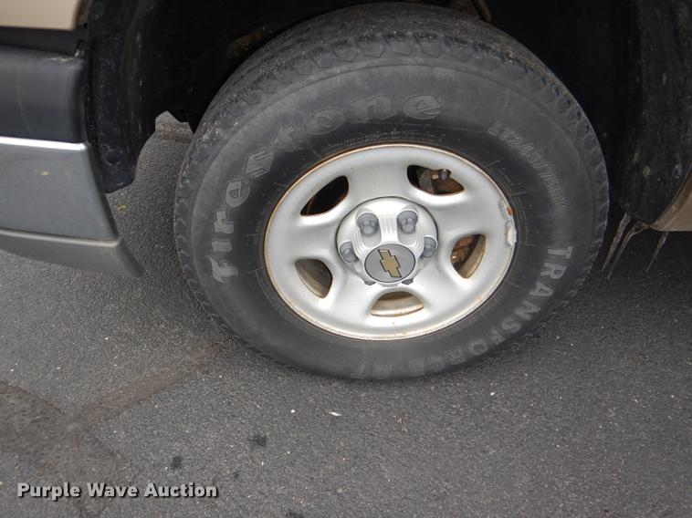 image for item DE0133 2004 Chevrolet Silverado 1500 pickup truck