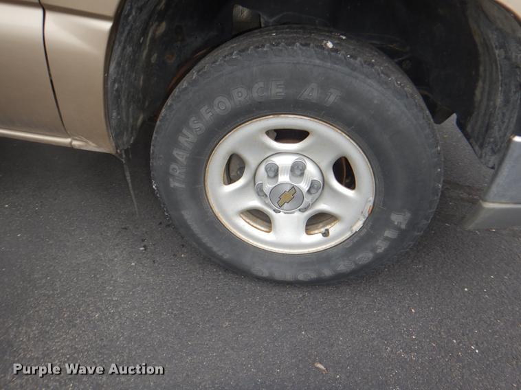 image for item DE0133 2004 Chevrolet Silverado 1500 pickup truck