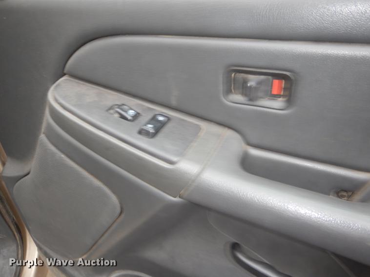 image for item DE0133 2004 Chevrolet Silverado 1500 pickup truck