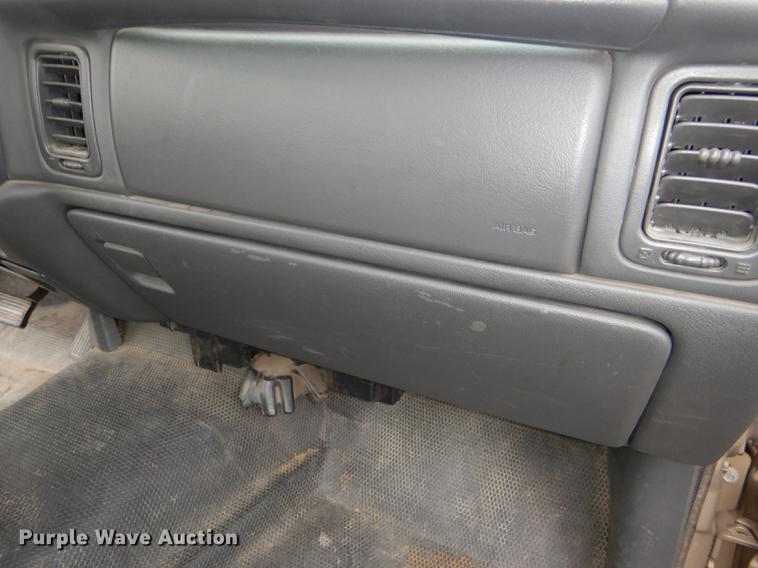 image for item DE0133 2004 Chevrolet Silverado 1500 pickup truck