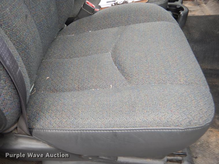 image for item DE0133 2004 Chevrolet Silverado 1500 pickup truck