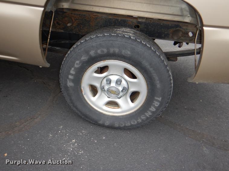 image for item DE0133 2004 Chevrolet Silverado 1500 pickup truck