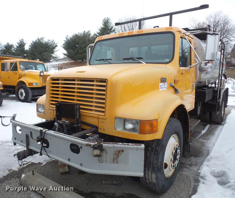 image for item DF7635 1997 International 4900 oil distributor truck