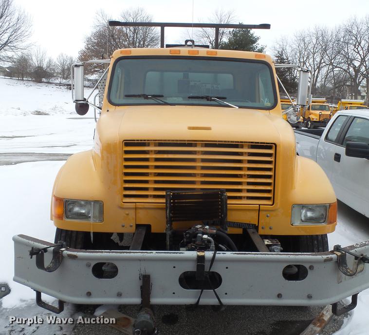 image for item DF7635 1997 International 4900 oil distributor truck