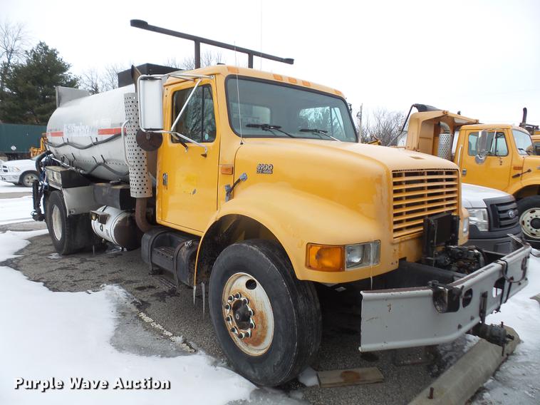 image for item DF7635 1997 International 4900 oil distributor truck