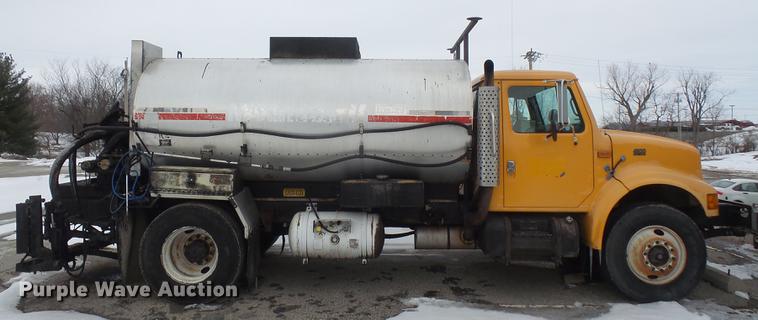 image for item DF7635 1997 International 4900 oil distributor truck