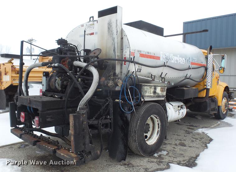 image for item DF7635 1997 International 4900 oil distributor truck